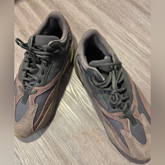 SALE: Authentic Adidas Yeezy Boost 700 - Picture 3 of 12